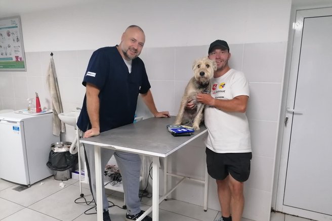 živali Oliver Tič Carlitos peš okrog sveta vročina