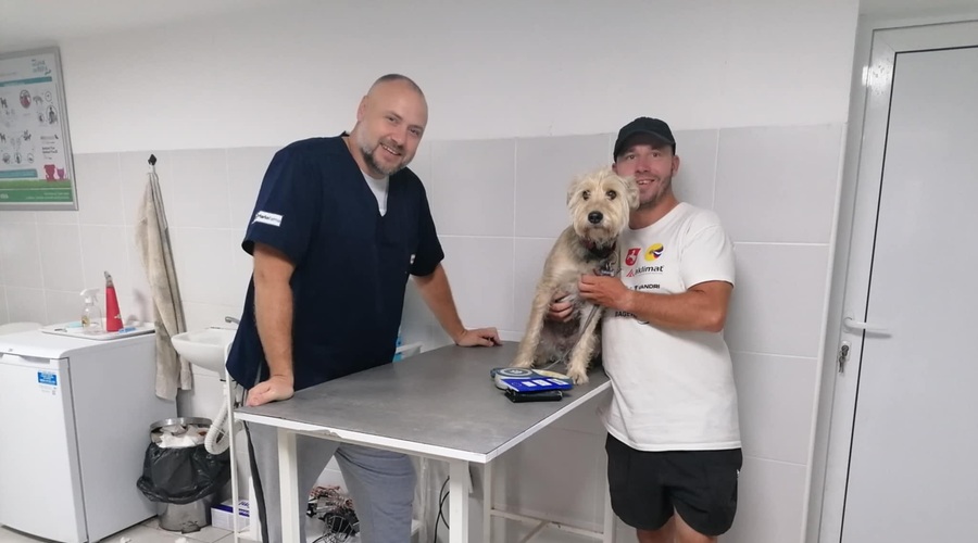 Kako vročino na poti okrog sveta prenašata slovenski popotnik Oliver Tič in njegova psička? (foto: Oliver Tič/Facebook)