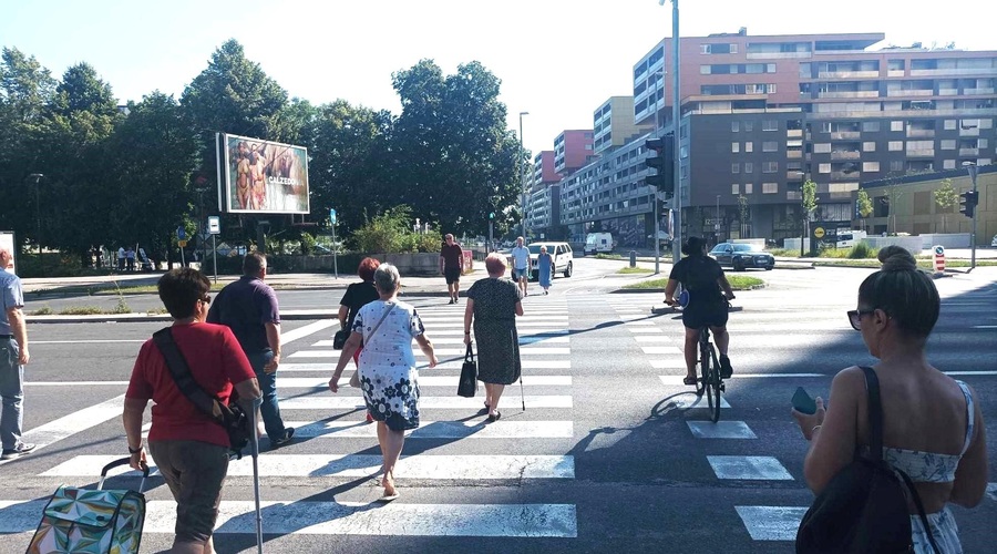 Ljubljanski semafor dobesedno sili pešce v tek: starejši ljudje in starši z vozički nimajo možnosti (foto: M.P.)