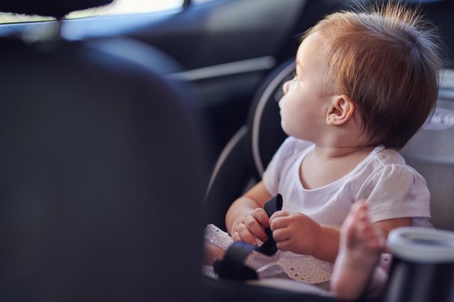 Oče v avtomobilu pozabil enoletno deklico, žal je pomoč prišla prepozno