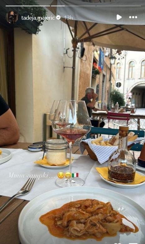 Par je preživel romantičen dan v mestecu Pordenone v italijanski avtonomni deželi Furlaniji Julijski Krajini, obiskala pa sta tudi gostilno, ki slovi po odličnih vampih. Tadeja je priznala, da obožuje vampe, ni pa razkrila, kaj si je privoščil Jan. V ozadju lahko vidimo idilično italijansko kuliso, njuna miza pa razkriva, da sta si privoščila kar nekaj dobrot - vse od domačega kruha, dobrega vina in ne nazadnje tudi vampe.
Zares romantično, kajne? 🥰