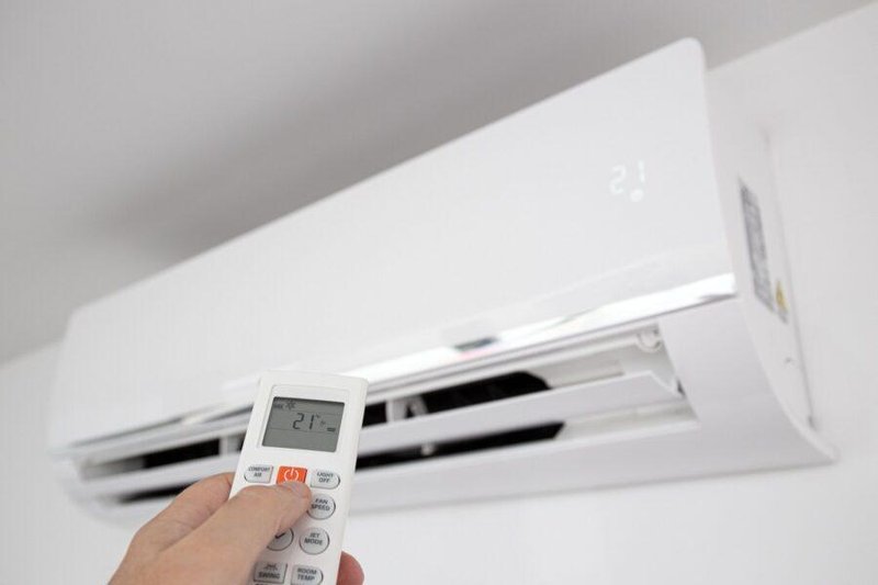 Uporaba klimatske naprave vas lahko udari po žepu: s temi triki boste znižali račun za elektriko