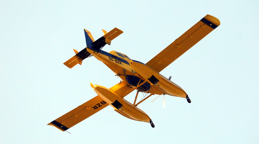 Težave slovenskega Air Tractorja: po gašenju požara se med pristajanjem niso odprla kolesa (foto: Borut Živulović/Bobo)