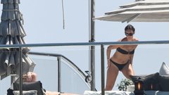 Žena legendarnega glasbenika v mini bikiniju uživa na jahti (od cene bi se vam lahko zavrtelo!)