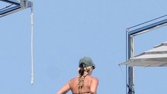 Žena legendarnega glasbenika v mini bikiniju uživa na jahti (od cene bi se vam lahko zavrtelo!)
