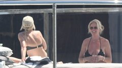 Žena legendarnega glasbenika v mini bikiniju uživa na jahti (od cene bi se vam lahko zavrtelo!)