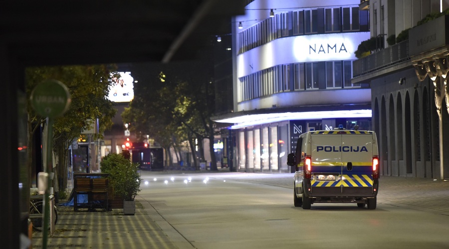 V središču Ljubljane ponoči več patrulj, eno osebo odpeljali v UKC (foto: Žiga Živulović Jr./Bobo)