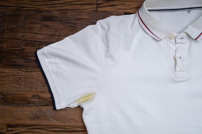 Poletje je tukaj in z njim pridejo tudi rumeni madeži na oblačilih: veste, kako jih odstraniti?