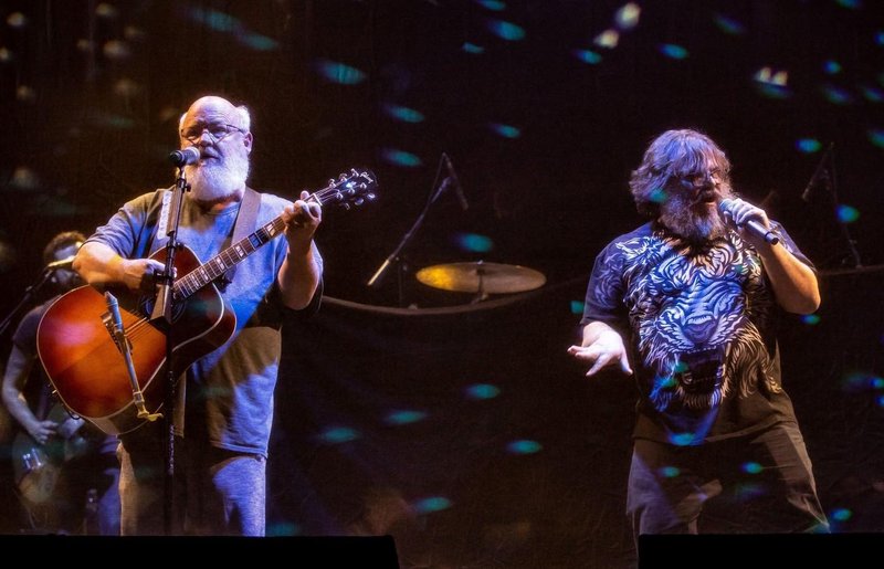 Jack Black in Kyle Gass sta ustanovna člana komične rock skupine Tenacious D.