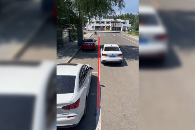 Trik, ki olajša življenje: bočno parkiranje je lahko tudi enostavno