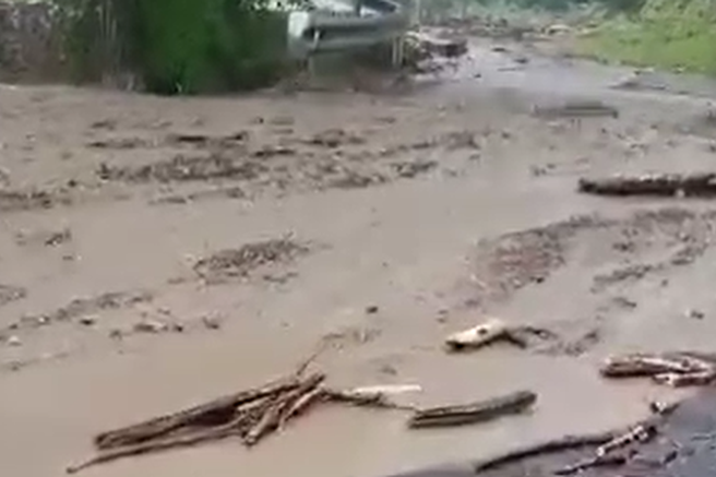 s plazom zasuta cesta v Dravogradu