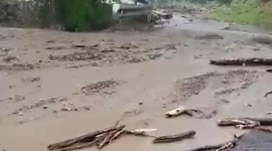 Mračne napovedi se uresničujejo: močne nevihte zajele državo (ponekod je že padala toča) (foto: posnetek zaslona/Facebook Koroška Čveka)