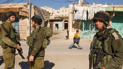 Meddržavno sodišče odločilo: izraelski naslejenci bi morali zapustiti palestinsko ozemlje in Palestincem plačati odškodnino