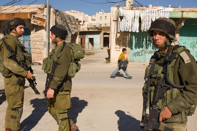 Meddržavno sodišče odločilo: izraelski naslejenci bi morali zapustiti palestinsko ozemlje in Palestincem plačati odškodnino