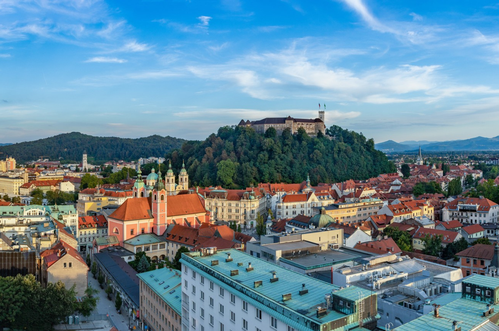 Zapora poti na Ljubljanski grad, v zraku nad Grajskim hribom pa helikopter: razlog je ... (foto: Profimedia)