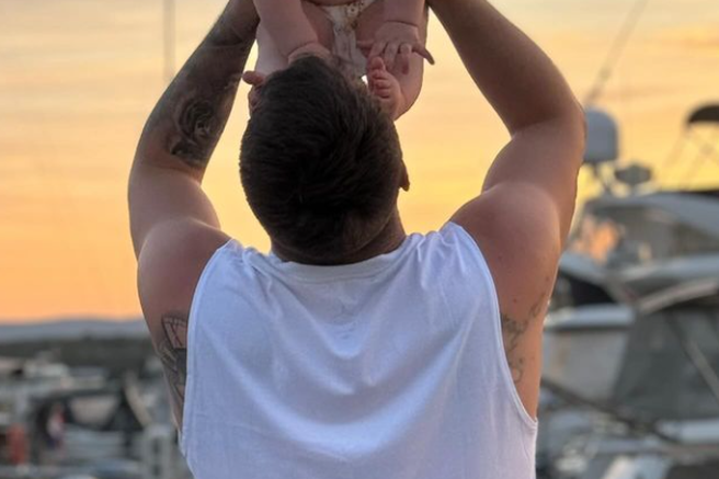 Luka Dončić v zraku drži svojo hči