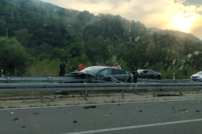 Huda prometna nesreča Slovencev v Srbiji: ena oseba umrla, več poškodovanih (med njimi tudi dva otroka)
