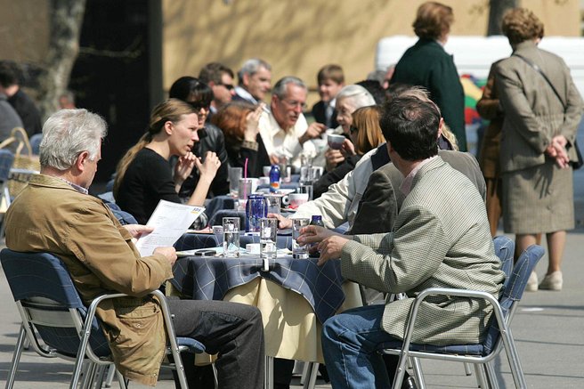 Nenavadna stvar, ki jo nekateri počnejo v lokalih, zmedla ljudi (bi morali natakarju za to dodatno plačati?)