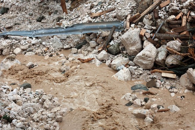 Vremenskim nevšečnostim ni videti konca: plaz zaprl to cesto, ogroža tudi eno od hiš