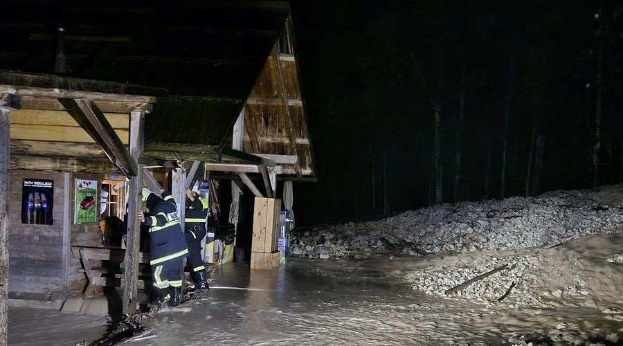 Na Gorenjskem reševali dve skupini skavtov, v Logarski dolini več ujetih planincev (FOTO) (foto: Facebook/Lovro Vrsnik)