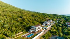 Luksuz z lastnim bazenom: slovensko podjetje na hrvaški obali zgradilo tri čudovite turistične vile (FOTO)