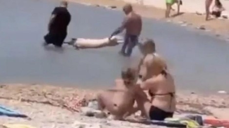 Posnetek s plaže, ki zasenči vse prejšnje: “Kako jima to sploh pade na pamet”