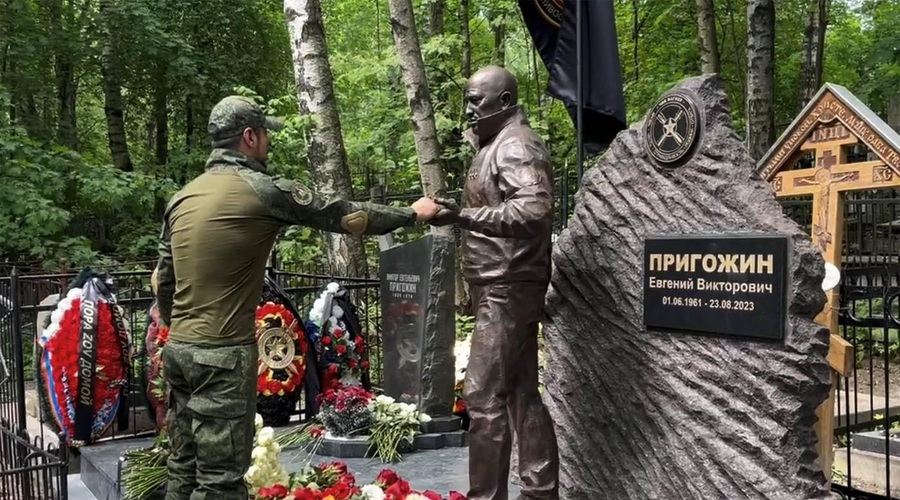 V Rusiji postavili kip Prigožinu, vandali niso niti malo omahovali (poglejte, kaj so mu dali v roko!) (foto: Profimedia)