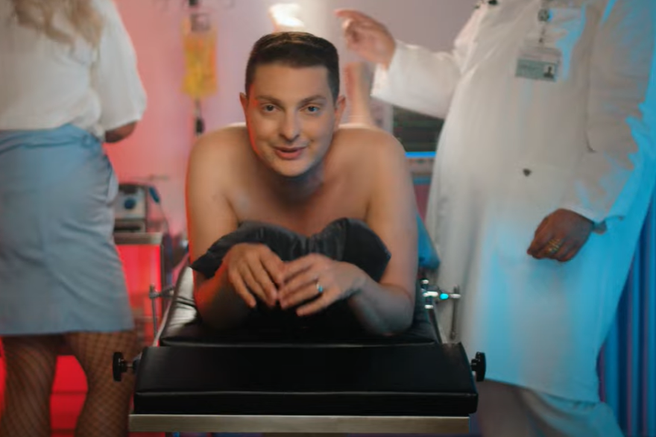 Damjan Murko je nazaj! Izdal je nov videospot, ki so ga označili za "komad leta"
