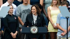 Naklonjenost ameriški predsedniški kandidatki Kamali Harris narašča, podrla je rekord
