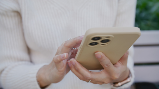 Ste že slišali za mikrovaranje? Kdaj ne gre več za nedolžno spogledovanje in kje se zares začne čustvena prevara?