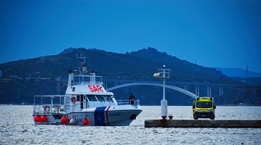 Dekle ob skoku v morje zaradi šale skoraj ostalo brez noge, kdo bo odgovarjal? (foto: Profimedia)
