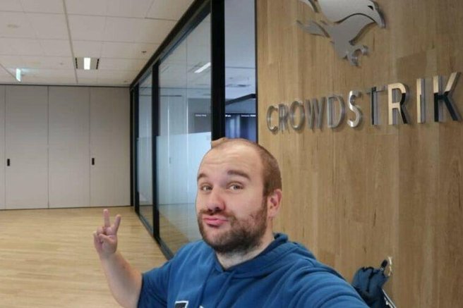 Človek, ki je “zrušil internet”: nasmejal milijone, grozili so mu tudi s smrtjo