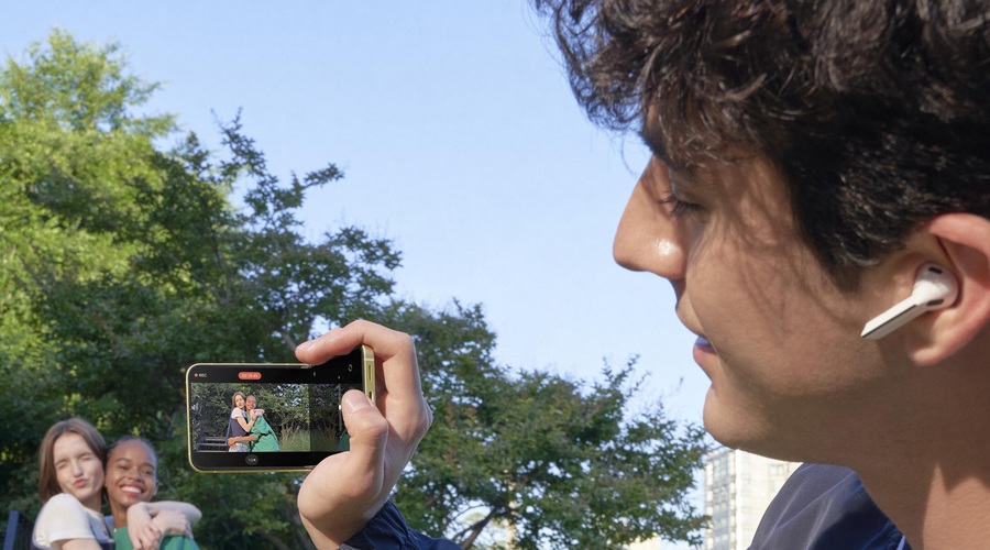 Se odpravljate na zanimivo potovanje, po katerem boste za prijatelje pripravili fotopotopis? Potem vzemite s seboj tega pomočnika! (foto: Samsung)