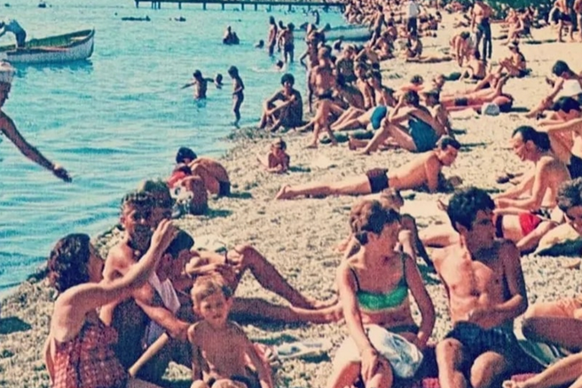 Zbledela fotografija s plaže v bivši Jugoslaviji postala pravi hit: vsi opazili samo eno stvar!