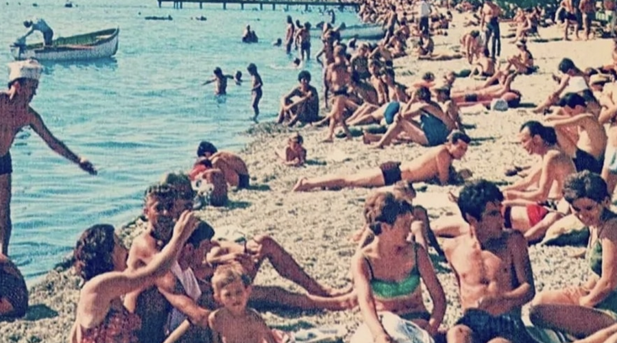 Nostalgična fotografija s plaže v bivši Jugoslaviji je pravi hit: vsi opazili samo eno stvar ... (foto: Facebook/Nostalgija)