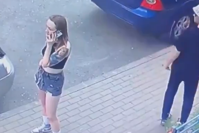 Perverznež poskušal na cesti nadlegovati mlado dekle: njena bliskovita reakcija je presenetila vse (VIDEO)
