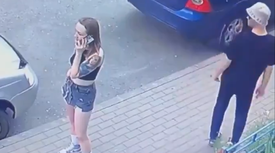 Perverznež poskušal na cesti nadlegovati mlado dekle: njena bliskovita reakcija je presenetila vse (VIDEO) (foto: X/Idiots Caught In Camera)