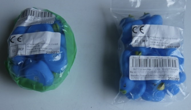 Majhne plastične piskajoče račke za otroško kopanje.