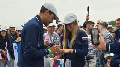 "Rekla je jaaaa!" Slovenski jadralec na barki zaprosil svojo drago!