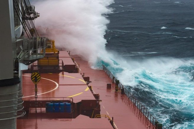 la niña valovi ocean
