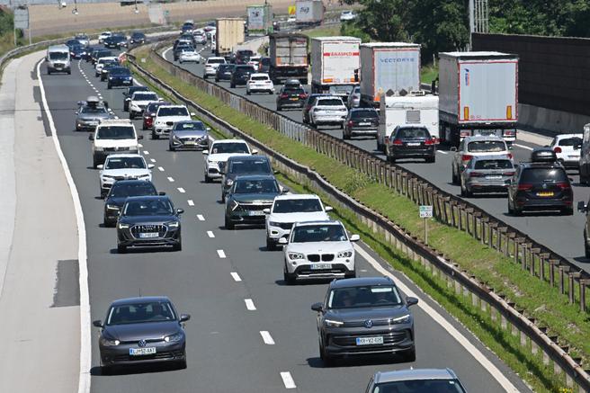 Zaradi prometne nesreče znova zapora v obe smeri, nastajajo zastoji
