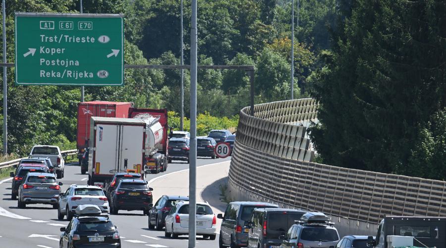 Pozor! Zaradi nesreč zaprtih več cest, nastajajo zastoji (foto: Bobo/Žiga Živulović)