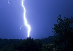 Podivjana narava že pokazala zobe: žensko udarila strela, njeno srce se je ustavilo