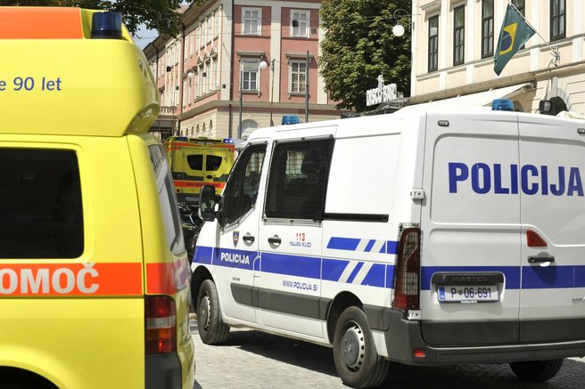 Tragična smrt v Ljubljani: moški umrl po padcu z balkona