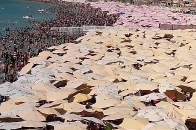 Natlačeni kot sardele: prizor s priljubljene plaže številne pustil odprtih ust (VIDEO)