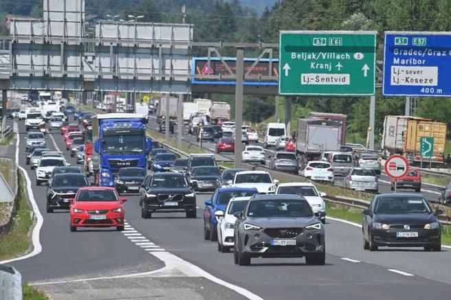 Na naših cestah se vijejo kolone pločevine, prihaja do številnih zastojev