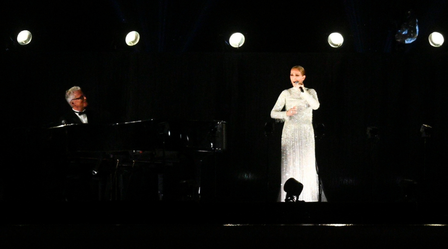 Na nastopu Celine Dion veliko pozornosti pritegnila tudi njena obleka: ustvarjali so jo kar ... (FOTO) (foto: Profimedia)