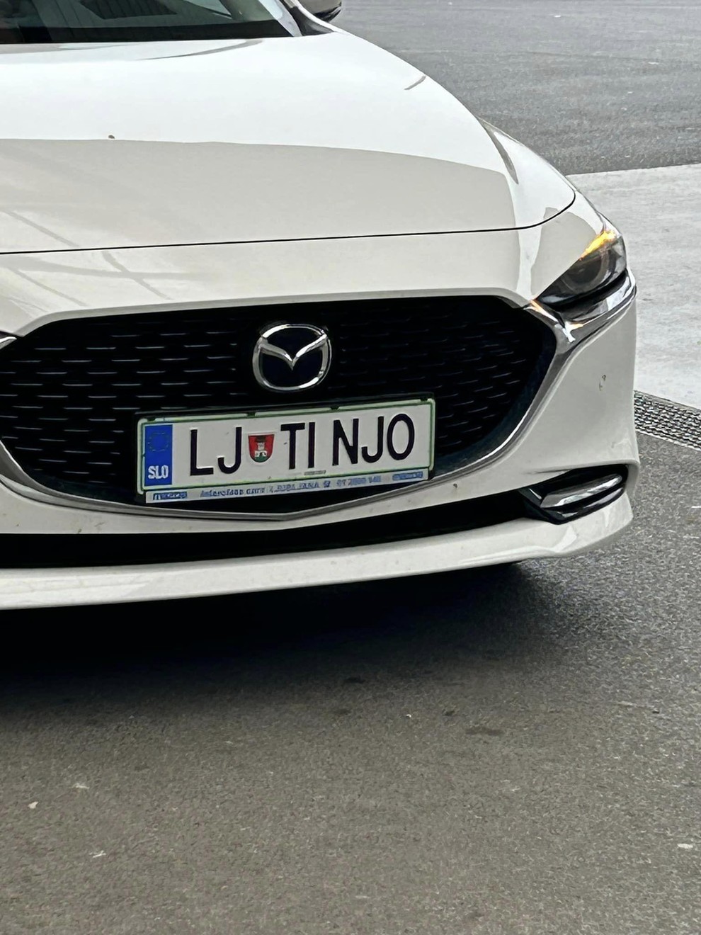 Od bizarnosti do genialnosti: kaj vse piše na registrskih tablicah slovenskih avtomobilov? (FOTO)