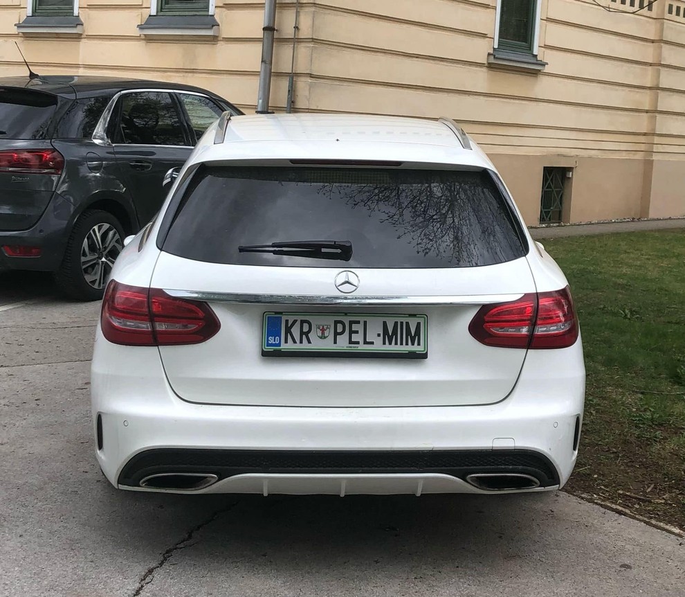 Od bizarnosti do genialnosti: kaj vse piše na registrskih tablicah slovenskih avtomobilov? (FOTO)