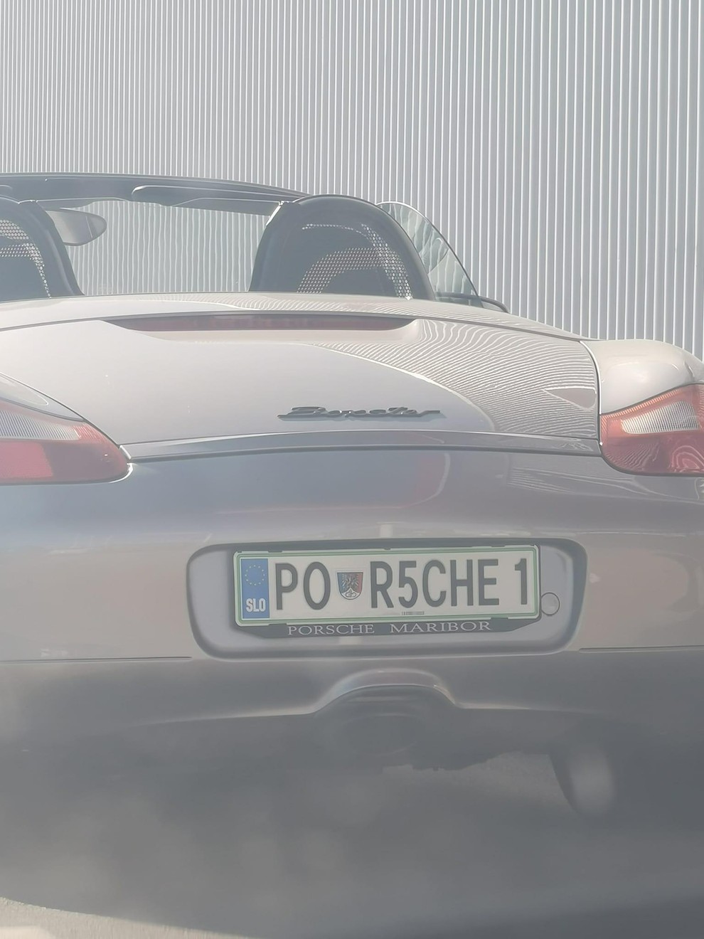 Od bizarnosti do genialnosti: kaj vse piše na registrskih tablicah slovenskih avtomobilov? (FOTO)